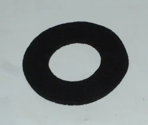 Schwarze Dichtung mit runder Form, geeignet für den Ablaufsockel von Daikin Altherma 3 R W, auf weißem Hintergrund.